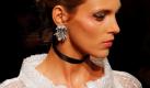 Ein Model trägt eine Kreation des Designers Karl Lagerfeld, der das edle Teil für die Frühlings-Sommerkollektion der Marke Chanel Haute Couture entworfen hat. Präsentiert wurde das Stück auf einer Show in Paris. Foto: dapd