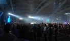 Nachts haben die Techno-Jnger etwas mehr Platz zum Tanzen. Dann zieht das Festival an den Stadtrand von Barcelona in riesige Messehallen um. Typisch fr das Sonar by Night : Satter Sound, groe Videoleinwnde und berteuerte Getrnkepreise. Foto: news.de