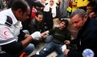 Ein palästinensischer Junge wird für den Transport in ein Krankenhaus in Hebron im Westjordanland vorbereitet. Ein israelischer Soldat hat den Jungen bei einer Auseinandersetzung leicht verletzt. Foto: dpa