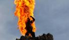 Ein Stuntman, der einen Banditen darstellt, brennt bei der Pressevorführung auf der Freilichtbühne in Lennestadt auf einem Vulkan. Vom 19. Juni bis zum 5. September ist bei den beliebten Karl-May-Spielen Elspe das Stück Im Tal des Todes zu sehen. Foto: dpa