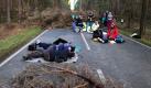 Atomkraftgegner blockieren die Castor-Transportstrecke vor dem Ortseingang Gorleben. Den letzten Streckenabschnitt von Danneberg nach Gorleben wird der Castor per Speziallaster auf der Straße zurückgelegen. Foto: dpa