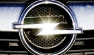 Ein Logo des Autobauers Opel leuchtet in Bochum in der Sonne. Die Führung des US-Konzerns General Motors berät nochmals über den Verkauf der deutschen Tochter Opel.

 Foto: ap