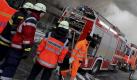 Seit 3 Uhr in der Früh kämpfen Feuerwehrleute gegen einen Brand, der sich in Apolda (Thüringen) wie ein Lauffeuer verbreitet hat. Bislang hat das Feuer sechs Wohnhäuser erfasst. Schwerverletzte hat es bislang nicht gegeben. Foto: dpa