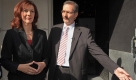 Zumindest in Brandenburg öffnet die SPD der Linken die Tür zur Regierungsbeteiligung: Ministerpräsident Matthias Platzeck (rechts) und Kerstin Kaiser, Spitzenkandidatin der Linkspartei. Möglich wurde das, weil Kaiser darauf verzichtete, Ministerin in der Landesregierung zu werden. Sie hatte als Studentin mit der Staatssicherheit der DDR zusammengearbeitet. Foto: ap