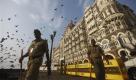 Indische Polizisten patrouillieren vor dem berühmten Taj Mahal Hotel in Mumbai. Der Grund heißt Barack Obama. Der US-Präsident beginnt heute seinen Besuch in Indien. Obama will in dem Hotel unter anderem der Opfer der Terrorserie vor knapp zwei Jahren gedenken. Foto: ap