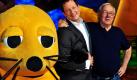 Der Moderator und Autor Eckart von Hirschhausen (links) und der Autor, Regisseur und Produzent Armin Maiwald in Köln bei einem Fototermin zur ARD-Samstagabendshow Frag doch mal die Maus. Zum ersten Mal führt Eckart von Hirschhausen durch die große Familienshow.
 Foto: dpa