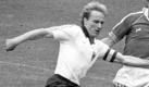 Karl-Heinz Rummenigge war der Dribbelkönig in den frühen achtziger Jahren. Zweimal, 1982 und 1986, erreichte er ein WM-Finale. Beide Endspiele gingen jedoch verloren. In 95 Länderspielen erzielte er 45 Tore. Foto: dpa