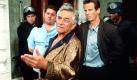 Columbo ruht in sich selbst und schert sich einen Dreck darum, was andere über ihn denken. Er liebt seine Frau, liebt seinen Job. Und er ist sehr clever, er lässt seine Umwelt gerne in dem Glauben, dass er ein dummer Tölpel ist. Die Leute unterschätzen ihn dadurch gerne mal, und er kann in aller Ruhe im Hintergrund arbeiten... (Peter Falk 2003 über Columbo) Foto: dpa