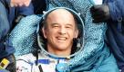 NASA astronaut Jeff Williams gets assistance after landing in the Russian Soyuz TMA-16 space capsule not far from the Kazakh town of Arkalyk, Thursday, March 18, 2010. NASA astronaut Jeff Williams and Russian Maxim Surayev landed safely in northern Kazakhstan's chilly steppes on Thursday after spending almost six months on the International Space Station.(AP Photo/Alexander Nemenov, Pool)  Foto: AP