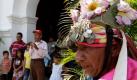 Beim Panchimalco Blumen- und Palmenfestival in San Salvador wartet ein als Historiante verkleideter Mann auf den Beginn seiner Aufführung. Der Tanz der Historiante erinnert an die einstigen spanischen Besatzer. Foto: dapd