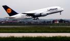 Ein Airbus A380 startet vom Stuttgarter Flughafen. Zwei Tage nach Beginn der bundesweiten Testflüge ist das größte Passagierflugzeug der Welt auch nach Stuttgart gekommen. Tausende Flugzeugfans bewunderten am Morgen den A380 der Lufthansa.  Foto: dpa