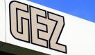 2003
Lifetime-Award: Gebühreneinzugszentrale (GEZ)
Für die bedingungslose Ermittlung von vorgeblichen Schwarzseherinnen und Schwarzhörern. Die GEZ sammelt in einem Übermaß Daten, dringt unter Überrumpelung von Menschen in deren Wohnung ein und nötigt sie unter Vorspiegelung falscher Tatsachen zur Offenbarung eigener Daten. 
------------ Foto: ddp