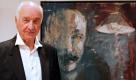Schauspieler Armin Mueller-Stahl posiert am Sonntag in Wetzlar vor Beginn der Vernissage zu seiner Ausstellung «Armin Mueller-Stahl: Die Jahre werden schneller» (Malerei und Grafik) in der Stadthalle vor seinem Selbstbildnis «Shine» von 2006. Müller-Stahl ist einer der bekanntesten Schauspieler des Landes, er ist aber auch ein herausragender Künstler. Foto: dapd