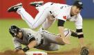 Auch Baseball hat manchmal etwas mit Fliegen zu tun. Das Bild zeigt Gordon Beckham (15) von den Chicago White Sox und John McDonald von den Toronto Blue Jays im Nahkampf. Foto: ap