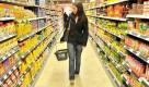 Wer noch ohne Plan durch die Regalreihen des Supermarktes schlendert, der wird bestimmt auch bei kalorienreichen Produkten ganz nebenbei fündig. Also: Immer vorher einen Einkaufszettel schreiben und nur das kaufen, was draufsteht. Fällt einem ein, dass auch noch Milch fehlt, darf diese erst bei einem zweiten Gang zum Supermarkt mit neuem Zettel gekauft werden. Das diszipliniert und verbrennt zusätzliche Kalorien. Foto: ddp