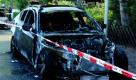 Ein Kameramann filmt ausgebrannte Fahrzeuge in Hamburg Poppenbüttel. Am Morgen brannten 8 Fahrzeuge in Carports und an einer Straße in Poppenbüttel vollständig aus. Die Feuerwehr verhinderte das Übergreifen des Feuers auf anliegende Wohnhäuser. Personen kamen nicht zu Schaden, allerdings fehlt von den Tätern jede Spur. Foto: dpa