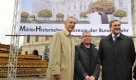 Sachsens Ministerpraesident Stanislaw Tillich, links, Daniel Libeskind, Mitte, und Bundesverteidigungsminister Franz Josef Jung, rechts, stehen am Montag, 6. Oktober 2008, in Dresden vor der Baustelle des Museums. Fuer das Militaerhistorische Museum der Bundeswehr wird heut Richtfest gefeiert. Das fruehere Armeemuseum der Nationalen Volksarmee der DDR wird bis 2010 nach Plaenen von US-Architekt Daniel Libeskind fuer 48 Millionen Euro umgebaut. (AP Photo/Matthias Rietschel) Stanislaw Tillich, governor of the eastern German state of Saxony, left, Daniel Libeskind, center, and Franz Josef Jung, German minister for defence, right, stand in front of the construction side while the topping-out-ceremony for the Military Historical Museum of the German Bundeswehr in Dresden, Monday, Oct. 6, 2008. The former Military Museum of the National Volksarmee of the GDR is under construction following planes of US-architect Daniel Libeskind. The rebuilt is planed to be finished in 2010 with costs of 48 Million Euro.(AP Photo/Matthias Rietschel) Foto: ap