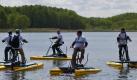Immer schön im Kreis: Eine Männergruppe aus Berlin verbringt den Herrentag auf dem Mellensee (Teltow-Fläming). Foto: Patrick Pleul Foto: dpa