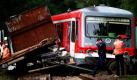 Polizei und Experten begutachten in Westerweyhe bei Ülzen am Schauplatz eines Zugunglücks die Schäden am Triebwagen der Bahn und am beteiligten Lkw. Die Regionalbahn stieß am Morgen an einem Bahnübergang mit dem Lastwagen zusammen, vier Menschen wurden bei der Kollision leicht verletzt. Dabei entstand ein Sachschaden von mindestens 100.000 Euro. Foto: dapd
