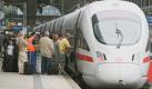 Reisende besteigen im Hauptbahnhof von Frankfurt/Main einen wartenden ICE (Archivfoto vom 11.08.2006). Busse und Bahnen sind trotz Preiserhöhungen als Verkehrsmittel unverändert gefragt, teilt das Statistische Bundesamt am Mittwoch (26.09.2007) in Wiesbaden mit. Weniger Passagiere wurden lediglich in Fernzügen und Stadtbussen gezählt. Die Deutsche Bahn hatte am Dienstag (25.09.2007) eine erneute Erhöhung der Fahrpreise angekündigt. 
 Foto: dpa