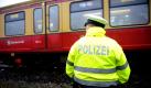 Linksextreme hatten in Berlin vermutlich eine Anschlagserie auf die S-Bahn geplant. Nachdem am Montag bereits ein Brandsatz am Hauptbahnhof sichergestellt wurde, entdeckten Bahnangestellte mehrere Brandsätze im Südosten Berlins. Der Bahnverkehr in Berlin musste heute kurzfristig unterbrochen werden. Die Polizei geht von einer Anschlagserie aus, ein Bekennerschreiben aus linksextremen Kreisen liegt vor.  Foto: dpa