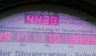 Die 'Schuldenuhr ' des Bundes der Steuerzahler Deutschland in Berlin (Foto vom 15.1.2009). Foto: dpa