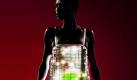 Ein Model trägt ein Kleid des Designers Hussein Chalayan, das mit Designobjekten von Moritz Waldemeyer verziert ist. Waldemeyer mit jedem Auftrag Neuland. Dementsprechend hoch werden seine aufregenden Designobjekte für Mode und Kunst gehandelt. Mittels Dioden und Lasern entwirft Waldemeyer Hightech-Mode, sogenannte Smart Fashion, die oft wie Leuchtreklame wirkt. Foto: dpa