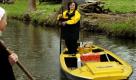 Lehde, Spreewald. Deutschlands einzige Kahnpostfrau, Jutta Pudenz, fährt mit einem Postkahn auf einem Fliess im Spreewald Post aus, während eine Anwohnerin am Ufer wartet. Nach 20 Jahren wird die 58-jährige Postzustellerin den gelben Postkahn im Oktober für immer verlassen, teilte Postsprecher Rolf Schulz am Freitag mit. Foto: dapd