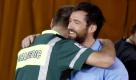 Nach dem Unfall bedankt sich Hugh Jackman bei einem Sanitäter - oder umgekehrt? Foto: ap