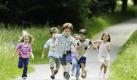 Zum Laufen und Toben brauchen Kinder richtig sitzende Schuhe. Foto: Image state/dgk