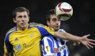 Berlin geht die Luft aus: In der Europa League schlägt Aleksandrs Solovjovs (l) vom FK Ventspils beim Kampf um den Ball Spieler Maximilian Nicu von Hertha BSC den Ellenbogen auf den Hals. Foto: dpa