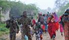 Eskortiert von Soldaten werden somalische Frauen und Kinder zum Lager einer Hilfsorganisation in Mogadischu gebracht. Foto: dpa
