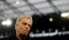 Kölns Sportdirektor Volker Finke sorgt sich um den Klassenerhalt. Noch vor wenigen Spieltagen schien Köln endgültig aus dem Abstiegskampf raus, nach der 1:4-Niederlage gestern gegen Wolfsburg trennen nur noch drei Punkte die Kölner vom Relegationsplatz. Wolfsburg dagegen wittert nach grausamen Wochen endlich Morgenluft. Foto: dpa