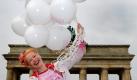 Die Fernsehmoderatorin Enie van de Maiklokjes wirbt vor dem Brandenburger Tor in Berlin für die Senkung des  Mehrwertsteuersatzes für Produkte und Dienstleistungen für Kinder auf sieben Prozent. Als Botschafterin des Deutschen Kinderhilfswerkes setzt sich Enie für die Rechte der Kleinen ein. Anlass der aktuellen Kampagne ist die von der Bundesregierung geplante Reform der Mehrwertsteuer. Foto: dpa