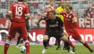 Eine Nullnummer gab es dagegen in München zu sehen. Bei der Begegnung zwischen dem ehemaligen Verein von Lukas Podolski (M) und seinem alten neuen Klub aus Köln trennten sich beide Mannschaften torlos. Bayern spielte zwar extrem offensiv und brachte die Kölner arg in Bedrängnis, aber die Gäste hielten dem Druck stand. Foto: dpa