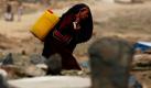 Eine Frau trägt in der afghanischen Hauptstadt Kabul einen Kanister Trinkwasser. Heute ist der Internationale Tag des Wassers, der unter dem Motto Sauberes Wasser für eine gesunde Welt steht. Foto: ap