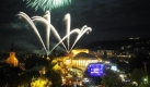 Das Feuerwerk bei der zentralen Feier zumTag der DeutschenEinheit in Saarbrücken nahm schon mal die neuen politischen Farben des Saarlands vorweg:Schwarz-Gelb-Grün. Foto: dpa