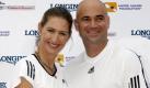Sie sind das Traumpaar der Tennisszene: Steffi Graf und Andre Agassi. Seit 2001 sind die ehemaligen Profitennisspieler verheiratet. Sie haben einen Sohn und eine Tochter. Für Charity-Events machen sie hin und wieder gemeinsam den Rasen unsicher. Foto: dpa
