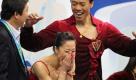 Ebenfalls Goldmedaillengewinner: Die Eiskunstläufer Xue Shen (links) und Hongbo Zhao im Moment der Punktevergabe. Sie triumphierten über die enttäuschten Deutschen ... Foto: dpa