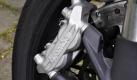 Damit Sie auch morgen noch kraftvoll zubeißen können: Die Brembo-Stopper liefern allzeit ausreichenden Rückschub. 320 Millimeter Durchmesser hat eine jede der beiden vorderen Bremsscheiben. Foto: news.de