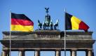 Die Nationalflaggen Deutschlands und Belgiens vor dem Brandenburger Tor in Berlin kündigen den Besuch des belgischen Königs Albert II. und der Königin Paola in der Hauptstadt an. Zwei Tage lang hält sich das Paar in Deutschland auf und wird zuerst Berlin bereisen. Bundespräsident Wulff begrüßt den König und die Königin mit militaerischen Ehren im Schloss Bellevue, anschließend wird ein festliches Mittagessen aufgetischt. Foto: dapd
