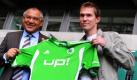 Felix Magath (links), Trainer des Fußball-Bundesligisten VfL Wolfsburg, präsentiert in der Volkswagen Arena in Wolfsburg Neuzugang Alexander Hleb. Hleb kommt vom FC Barcelona und war zuletzt an den FC Birmingham ausgeliehen.  Foto: dpa