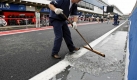 Nichts wird dem Zufall berlassen: Ein Helfer reinigt die Boxengasse in Sao Paulo. berquert Massa im Autodromo Jos Carlos Pace als Zweiter die Ziellinie, reicht Hamilton sogar Rang sieben. Foto: dpa