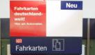 2007
Wirtschaft: Deutsche Bahn AG

Dieser Preis macht sich auf die Reise zur Deutschen Bahn AG, da sie systematisch anonymes Reisen mit den Mitteln des faktischen Zwangs unmöglich macht: Auflösen von Fahrkartenschaltern, Automaten ohne Bargeldannahme, personalisierter Kauf im Internet, Abfrage des Geburtsdatums und Zwangsabgabe eines Bildes bei Bahncards, flächendeckende Videoüberwachung und ein RFID-Chip in der Bahncard 100 ohne Kunden zu informieren u.v.m.

------------

ARCHIV: Drei Reisende loesen im Reisezentrum des Hauptbahnhofs in Frankfurt/ Main an Automaten Fahrkarten (Foto vom 01.08.03). Die Deutsche Bahn erhoeht im Dezember die Fahrpreise im Nah- und Fernverkehr. Mit dem Fahrplanwechsel am 13. Dezember sollen die Preise durchschnittlich um 1,8 Prozent steigen, wie der Konzern am Dienstag (06.10.09) in Berlin mitteilte. Der fuer den Personenverkehr zustaendige Konzernvorstand Ulrich Homburg begruendete die Anhebung vor allem mit den deutlich gestiegenen Personalkosten der vergangenen Jahre. Homburg sprach von einer 'Entscheidung mit Augenmass'. Eine Fahrt von Frankfurt am Main nach Mannheim im Intercity-Express (ICE) in der 2. Klasse koste kuenftig ohne Ermaessigungen beispielsweise statt 25,50 Euro 26,00 Euro, die Fahrt von Frankfurt am Main nach Berlin 113,00 statt 111,00 Euro. (zu ddp-Text) Foto: Thomas Lohnes/ ddp Foto: ddp