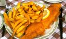 'Fish and Chips' - das vielleicht bekannteste britische Essen - steht in einem Restaurant auf dem Tisch (Foto undatiert). Was hat man der Kueche Grossbritanniens nicht schon alles nachgesagt? Zu fett soll sie sein, phantasielos und ohne Raffinesse die Gerichte, entweder zu suess oder zu salzig - zu den Feinschmeckerkuechen dieser Welt zaehlte sie jedenfalls nie. Echten Fans des Vereinigten Koenigreichs entlocken solche immer noch ueberlebenden Vorurteile ueber das angeblich so schlechte Essen bei den Briten jedoch nur noch ein muedes Laecheln. Foto: ddp 
 Foto: ddp