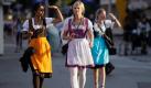 Tradition aber schick: Dirndl haben derzeit Hochsaison. Vor allem auf dem heute eröffneten Oktoberfest. Foto: dpa