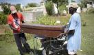 Sorge vor unkontrollierter Ausbreitung der Cholera in Haiti

Port-au-Prince - Die Cholera-Epidemie in Haiti breitet sich weiter aus. Etwa 250 Menschen sind der Infektionskrankheit bereits zum Opfer gefallen, mehr als 3.000 sind erkrankt. Auch aus der Hauptstadt Port-au-Prince wurden fünf Cholera-Fälle gemeldet. Die Sorge wächst, dass die Epidemie die dortigen Flüchtlingslager erreichen könnte, in denen seit dem verheerenden Erdbeben vom Januar etwa 1,3 Millionen Menschen leben.


Relatives arrive with the coffin containing the corpse of Frist dar Fleurant, a 10-year old child who died by cholera, at the cemetery of Robine-Grande Saline in Artibonite province, Haiti, 24 October 2010. The death toll in cholera outbreak affecting Haiti climbed to more than 220 on 24 October 2010 as the disease spread to the capital of the earthquake-devastated Caribbean nation. Officials said three people died in Port-au-Prince and five more there were suffering from the water-borne disease, which has affected 3,000 people in areas to the north. EPA/ANDRES MARTINEZ CASARES +++(c) dpa - Bildfunk+++
pixel Foto: dpa