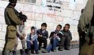 Palästinensische Kinder mustern einen israelischen Soldaten in Hebron. Foto: Abed al Hashlamoun Foto: dpa