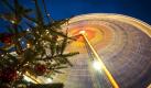 Ein Weihnachtsbaum steht in Essen neben einem sich drehenden Riesenrad. Bis zum 23. Dezember 2011 präsentieren sich insgesamt 250 Stände auf dem Weihnachtsmarkt in Essen. In den kommenden Tagen eröffnen auch in anderen deutschen Städten wieder die Weihnachtsmärkte. Foto: dapd