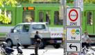 Hinweisschilder auf eine Umweltzone stehen am Montag (20.04.2009) an einer Hauptverkehrsstraße in Hannover. Die Rechtmäßigkeit von Umweltzonen steht am Dienstag (21.04.) beim Verwaltungsgericht Hannover auf dem Prüfstand. In einem Grundsatzverfahren will das Gericht klären, ob die in Hannover und rund 30 weiteren deutschen Städten eingeführten Beschränkungen für Autos tatsächlich zu einer Verbesserung des Klimas in den Innenstädten führen. Zur Bekämpfung der Feinstaubproblematik sei die Umweltzone zumindest in Hannover unnötig und wirkungslos, hatte das Gericht in einem Eilentscheid im Dezember 2008 befunden. Nun werden Sachverständige gehört.
 Foto: dpa